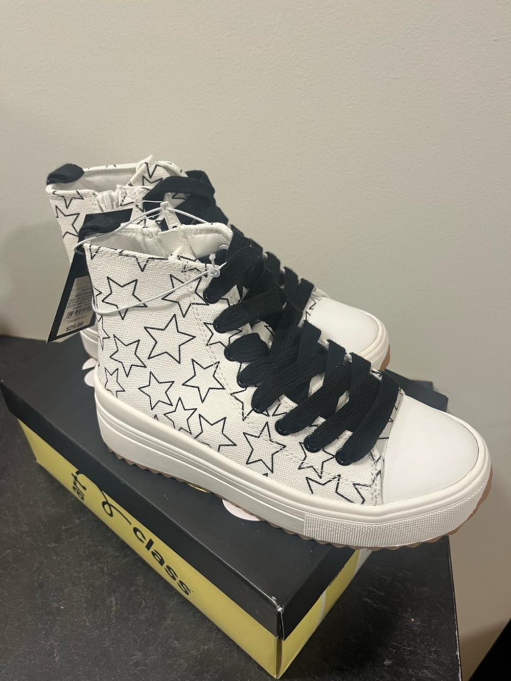 art class White and Black Star High-Top Sneakers